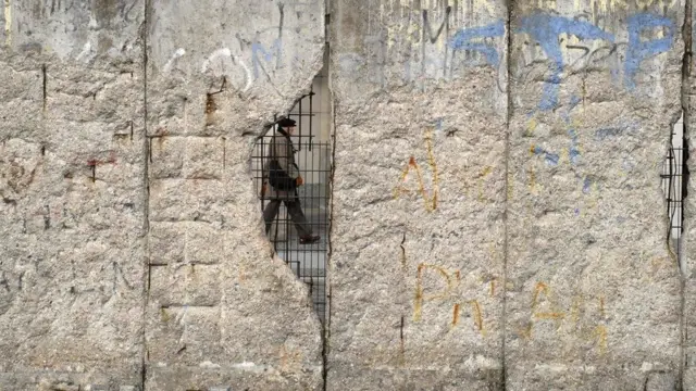 ጀርመን ድሕሪ ምዝዛም ካልኣይ ኲናት ዓለም ኣብ ክልተ ክትምቀል ከላ - ሓደ ክፋሉ ድማ መንደቕ በርሊን ምህናጽ ዘጠቓልል እዩ ነይሩ (ኣብ ስእሊ ርአ)