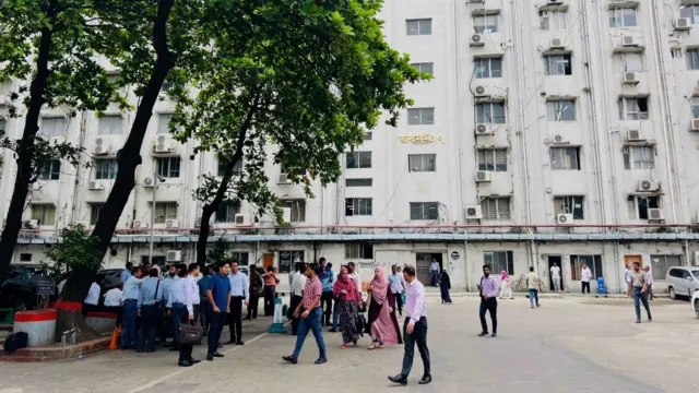 অন্তর্বর্তীকালীন সরকার গঠিত হওয়ার পর রোববার ছিল সচিবালয়ে প্রথম কর্মদিবস 