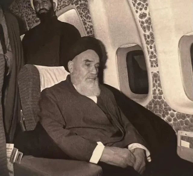 तेहरान जाने वाले चार्टर्ड विमान पर अयातुल्लाह खु़मैनी