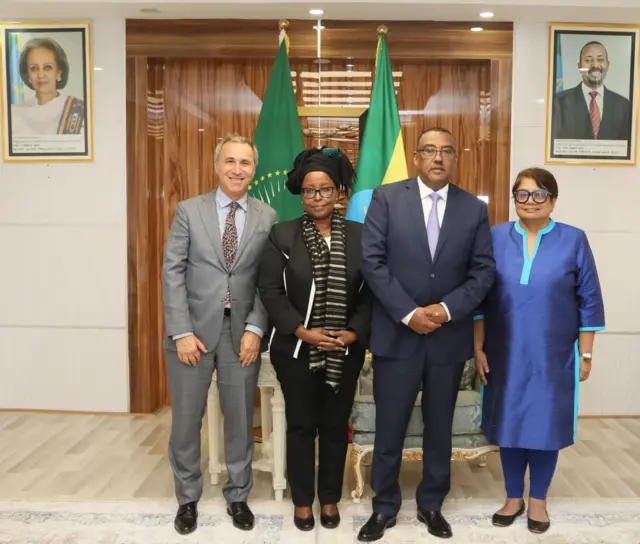 የኮሚሽኑ አባላት ከአቶ ደመቀ መኮንን ጋር 