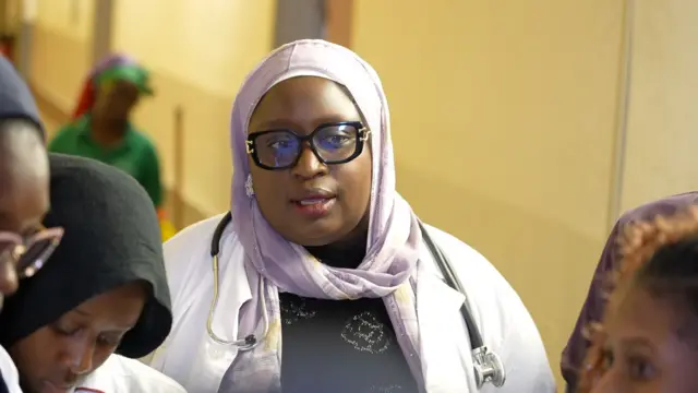 Dr Mariem Lolita Camara Tall avec des étudiants.