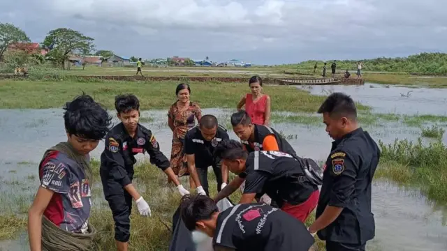ကလေးငယ် ၃ ဦးထဲက တစ်ဦးရဲ့ရုပ်အလောင်းကို စစ်တွေမြို့နယ်၊ ကျေးတောရွာမ ချောင်းနားမှာ အောက်တိုဘာလ ၂၄ ရက်တုန်းက ပြန်တွေ့ခဲ့ပါတယ်။