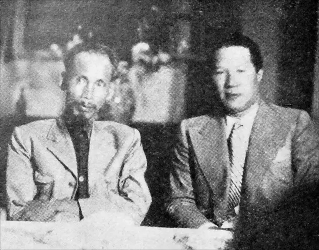 Cựu Hoàng Bảo Đại ngồi cạnh ông Hồ Chí Minh sau khi thoái vị vào tháng 8/1945 để trao quyền cho Việt Minh