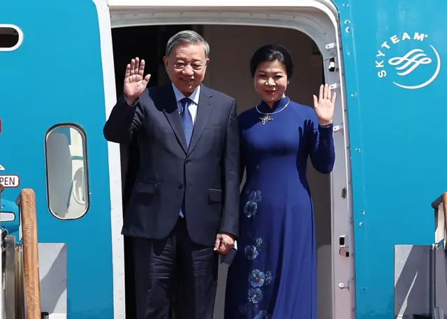 또 럼 베트남 당 서기장이 10일 서울공항에 도착, 비행기에서 내리며 손을 흔들고 있다