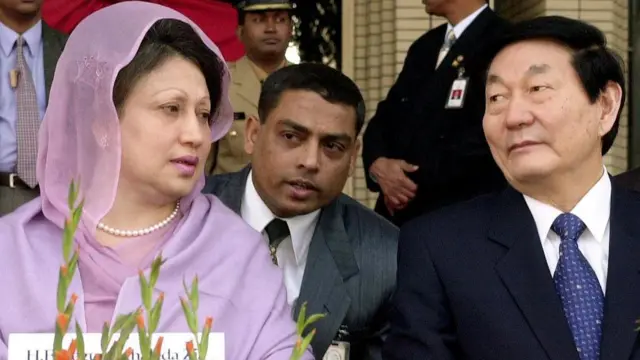 ২০০২ সালের ১২ই জানুয়ারি ঢাকায় চীন-বাংলাদেশ মৈত্রী সম্মেলন কেন্দ্রের উদ্বোধনী অনুষ্ঠানে চীনের প্রধানমন্ত্রী ঝু রংজির সাথে কথা বলছেন খালেদা জিয়া। আনুষ্ঠানিকভাবে তারা সম্মেলন কেন্দ্রটি উদ্বোধন করেন।