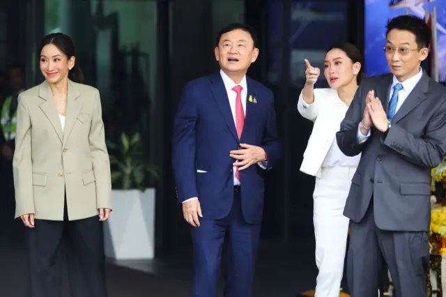 လေဆိပ်ကအထွက်မှာ သမီးဖြစ်သူ ၂ ဦးနဲ့အတူ မြင်တွေ့ရတဲ့ မစ္စတာ သက်ဆင်