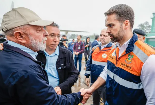 Lula e Leite se cumprimentam 