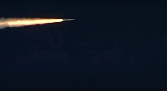 Політ ракети "Кинджал" після запуску з МіГа. Кадр з відео міноборони РФ