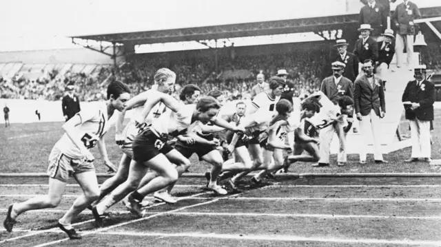 شروع فینال دوی ۸۰۰ متر زنان در المپیک ۱۹۲۸ آمستردام، مسابقهای تا ۳۲ سال دیگر برگزار نشد