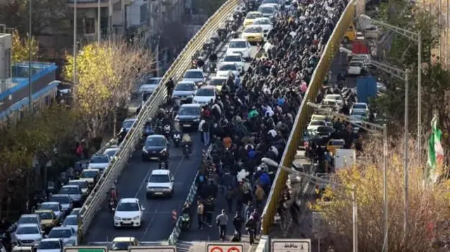 Protesta en un puente de Teherán