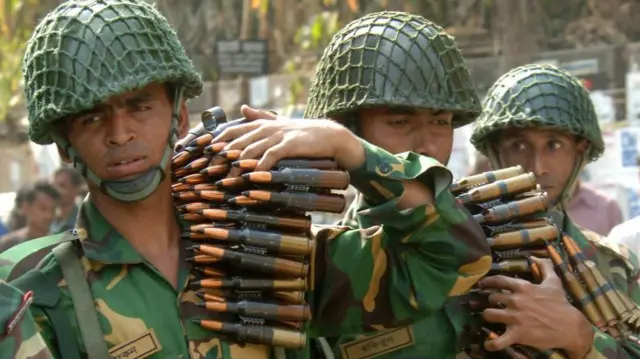 BDRનાં મુખ્યાલયની બહાર તહેનાત બાંગ્લાદેશી સૈનિકોની તસવીર