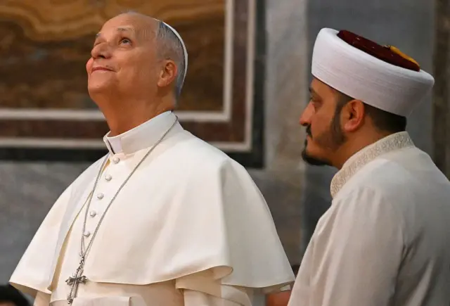 Papa Caminin tavanına bakarken