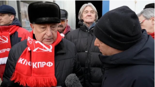 राष्ट्रपति पद के उम्मीदवार निकोलाई खारितोनोव (बाएं)