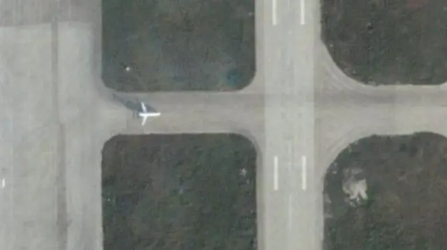 صورة من الأقمار الصناعية، وفقاً لتحليل رويترز، تُظهر طائرة "سي5-إس.كيه.واي" وهي تتجه إلى المدرج قبل إقلاعها من سوريا، في قاعدة حميميم الجوية، سوريا، 8 ديسمبر/كانون الأول 2024
