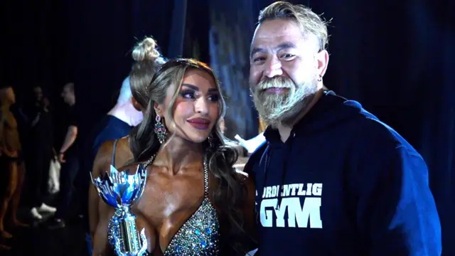 Roya Karimi uitându-se cu adorație către soțui ei, Kamal Jalaluddin, care zâmbește
