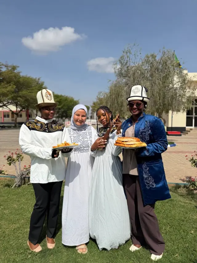 Альбина алыскы Африкада "кыргыз үнүн" жаңыртып турат