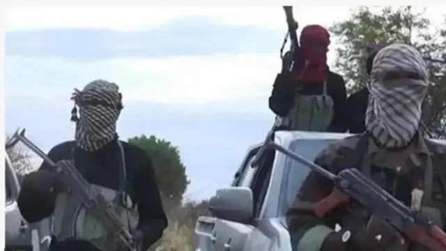 Awọn ajinigbe to boju, gbe ibọn dani niwaju ati ninu ọkọ wọn.