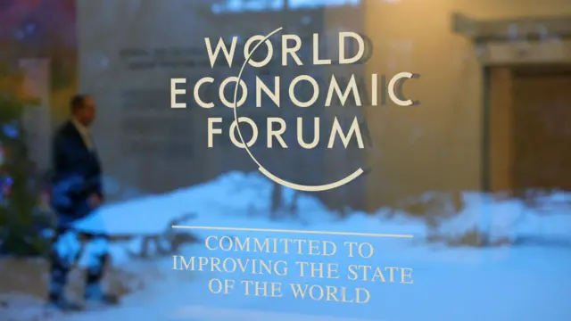 شعار المنتدى الاقتصادي العالمي خلال الاجتماع السنوي السادس والخمسين للمنتدى الاقتصادي العالمي في دافوس، سويسرا، في 20 يناير/ كانون الثاني 2026.