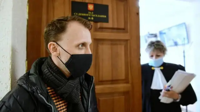 Мужчина в маске в суде вместе с судьей