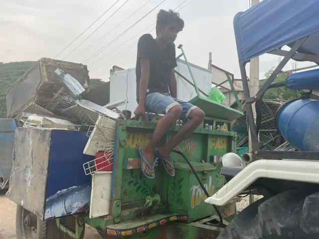 अपना समान बटोरते हुए मुसैब 