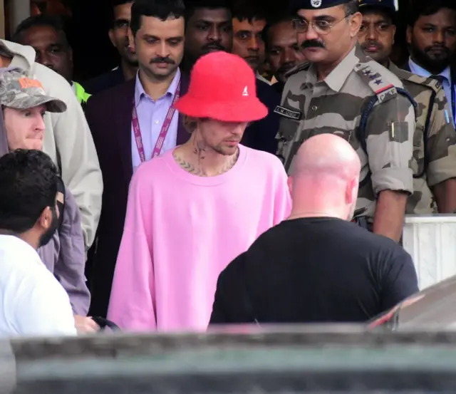 বিয়ের ‘সঙ্গীত’ অনুষ্ঠানে গাইতে মুম্বাইতে এসে নামার পর জাস্টিন বিবার