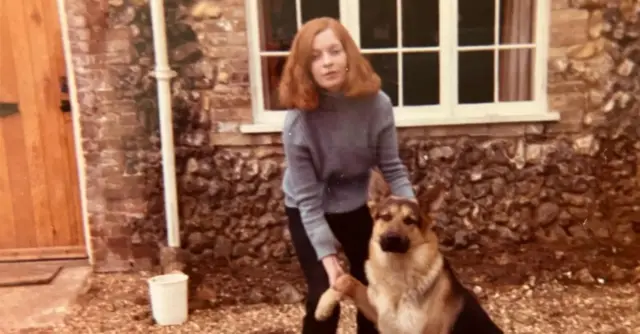 صورة لشينا مع كلبها