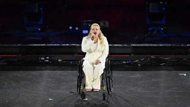 米ブロードウェイのスター、アリ・ストローカーさんが米国歌を歌った