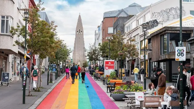 A colorida rua Skólavörðustígur, na capital islandesa, Reykjavík