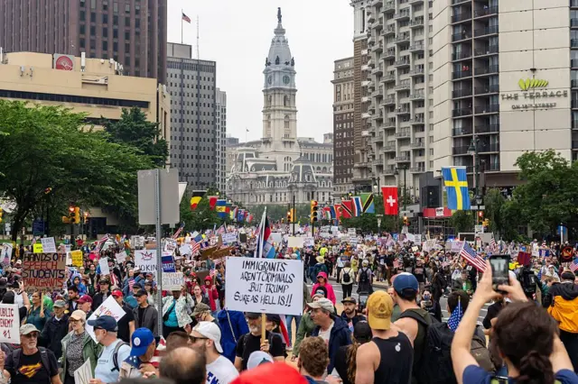 डोनाल्ड ट्रम्प यांनी लष्करी परेडचं आयोजन केल्यामुळे अमेरिकेत त्यांच्याविरोधात मोठ्या प्रमाणात निदर्शनं झाली.
