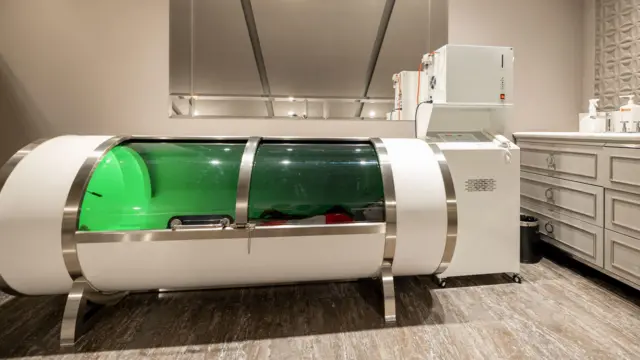 Kobieta leży w kapsule tlenowej.