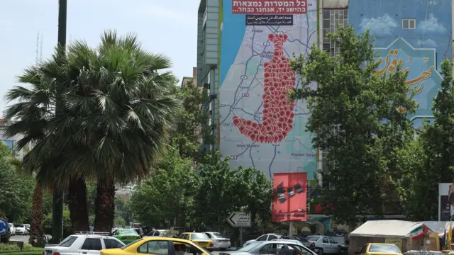 دیوارنگاره‌ای که بعد از حمله موشکی حوثی‌ها به فرودگاه بن گوریون در میدان فلسطین تهران نصب شد