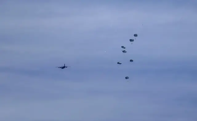 بریتانیا، فرانسه و مصر پیش از این کمک‌های بشردوستانه را از طریق هوا در اختیار مردم غزه قرار داده‌اند