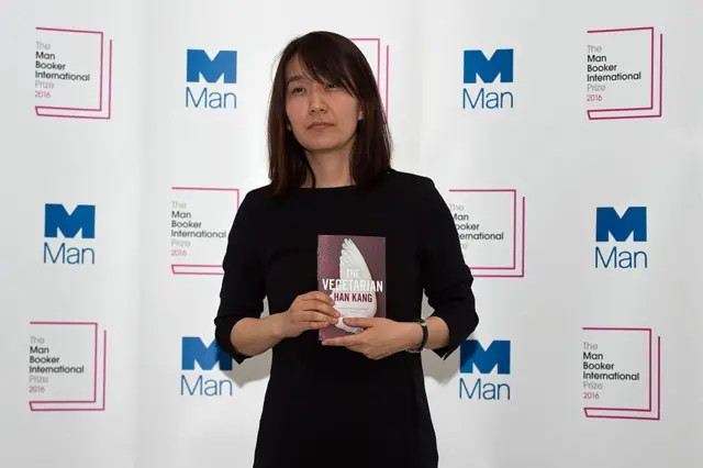 این نویسنده ۵۳ ساله در سال ۲۰۱۶ نیز برای رمان «گیاهخوار» برنده جایزه بین‌المللی من‌بوکر شده بود. 