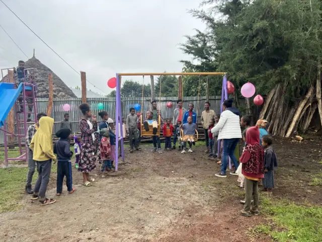 በቤተመጻሕፍቱ የተገኙ ልጆች ከንባብ በኋላ ሲጫወቱ