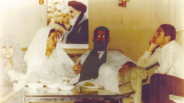 علی خامنه‌ای و مادرش خدیجه میردامادی در تابستان ۱۳۶۰