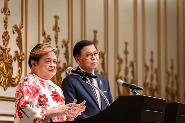 ဇူလိုင်လအစက မြန်မာ့အရေးအလွတ်သဘောဆွေးနွေးပွဲအပြီး ဖိလစ်ပိုင်နိုင်ငံခြားရေးဝန်ကြီး (ဘယ်) နဲ့ ထိုင်းနိုင်ငံခြားရေးဝန်ကြီး (ညာ) တို့သတင်းစာရှင်းလင်းပွဲလုပ်ကြစဉ် 