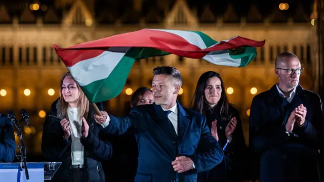 Péter Magyar, lider partii Cisa, macha węgierską flagą po wygraniu wyborów parlamentarnych w Budapeszcie na Węgrzech, 12 kwietnia 2026 r.