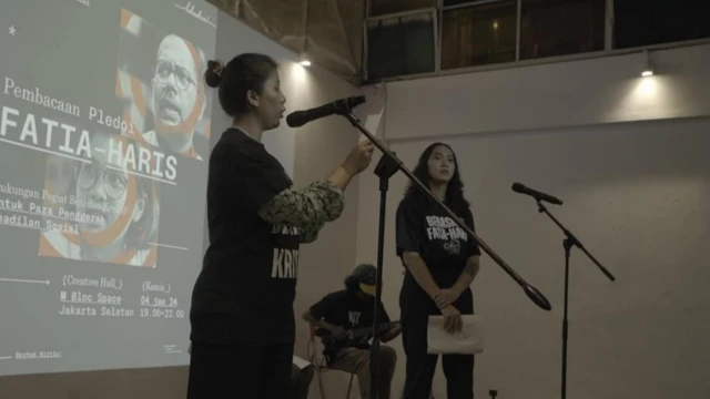 Dania Joedodarmo saat menghadiri aksi solidaritas untuk dua aktivis yang dikriminalisasi, Fatia Maulidiyanti dan Haris Azhar di Jakarta.