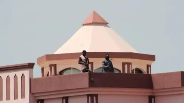 Aworan awọn agbebọn lori ile ti Tchrioma fi soju opo Facebook rẹ