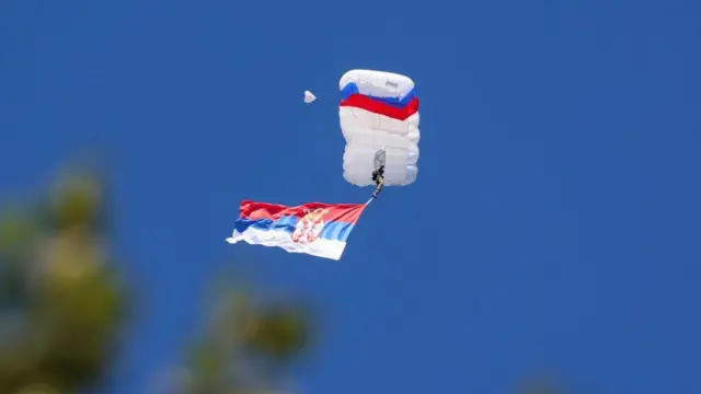 skok padobranom tokom vojne parade