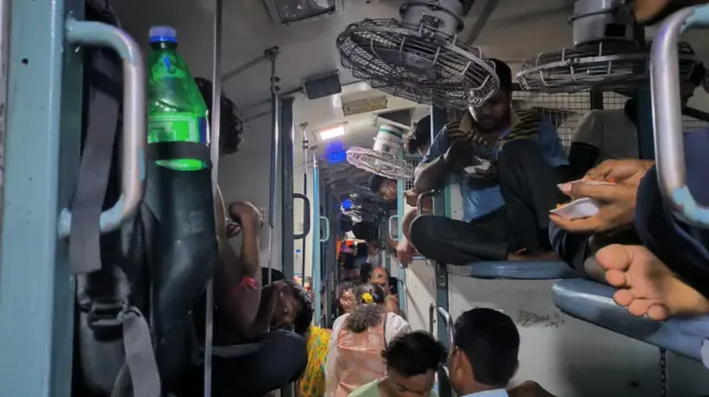 ప్రయాణికులతో రద్దీగా ఉన్న స్లీపర్ బోగీ
