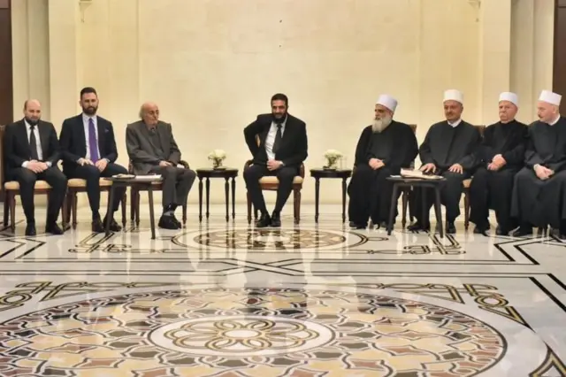 সিরিয়ার অন্তর্বর্তীকালীন প্রেসিডেন্ট তার দলের শীর্ষ নেতাদের সঙ্গে