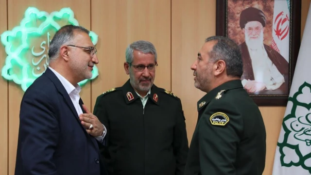 سمت چپ علیرضا زاکانی شهردار تهران 