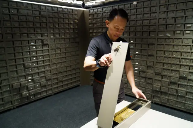  ရင်းနှီးမြှုပ်နှံသူတွေရဲ့ ရွှေတွေကို လုံခြုံစိတ်ချရတဲ့ နေရာတွေမှာ သိမ်းဆည်း 