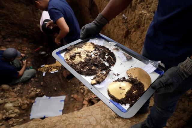 Piezas en oro encontradas en una tumbra prehispánica en Panamá 