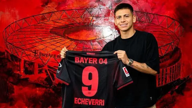 کلودیو اچوری یکی از پنج بازیکنی بود که در جام جهانی باشگاه‌های ۲۰۲۵، از روی یک ضربه آزاد مستقیم گل زد (در کنار لیونل مسی، ریس جیمز، جان آریاس و برایان گونزالس). او با ۱۹ سال و ۱۷۲ روز، جوان‌ترین بازیکن در میان این پنج نفر بود