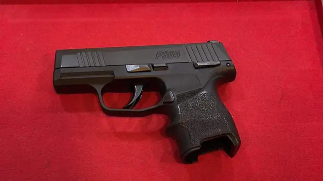 นอกจากลูกซองแล้ว พลอยกนก ยังมีปืนพกติดร้านไว้ด้วย