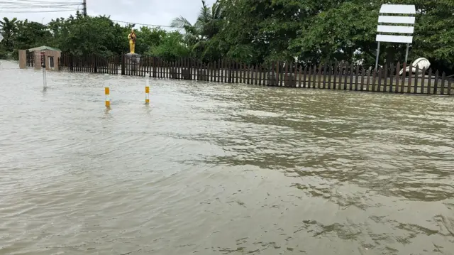 ජලයෙන් යටවී ඇති මඩකලපුව නගරය