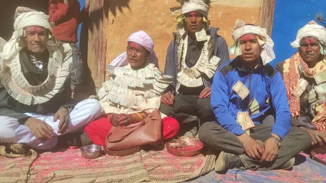 पैसा माला लगाएका करसिंह सार्की र कल्दरी सार्की