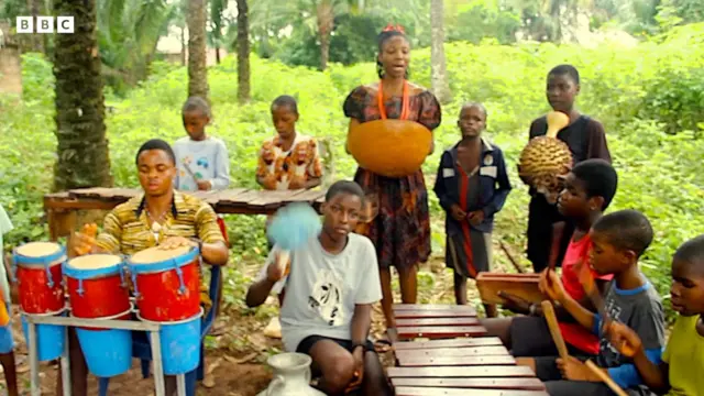 Oluomachukwu na ụmụaka ọ na-akuziri egwu na-akụ ngwaegwu dị iche iche.